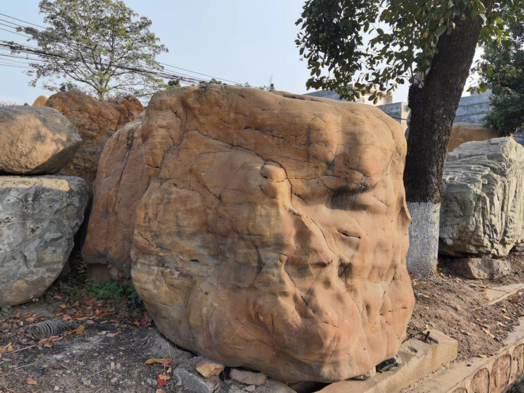 云南景觀石裝飾效果及云南石景石商貿(mào)公司供應(yīng)產(chǎn)品解析